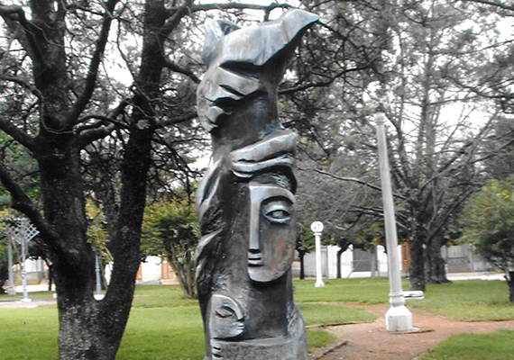 La Vida y la Muerte<br>Plaza San Martín<br>Carlos Casares