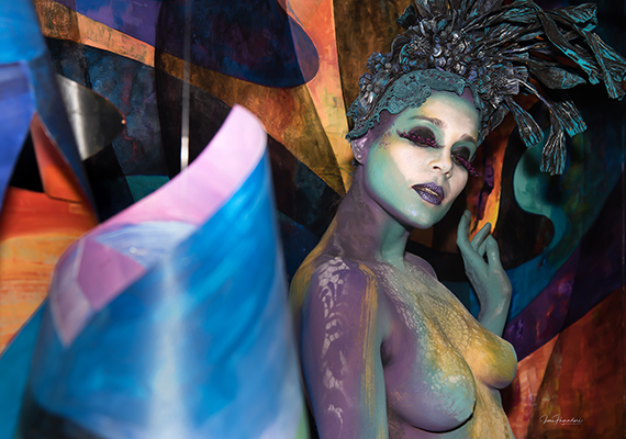 Primer plano del body painting<br>con las obras de AT